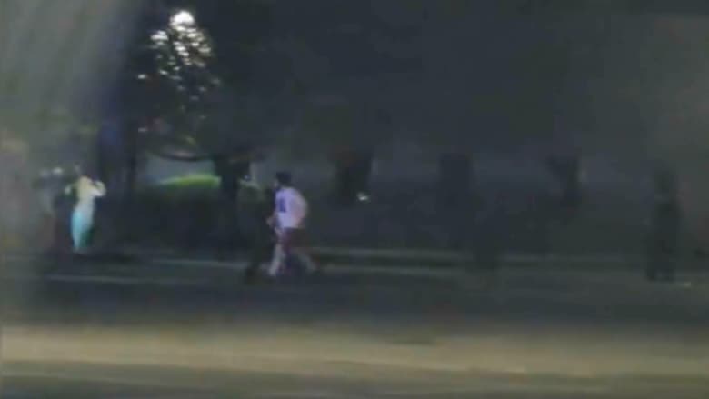 فيديو يُظهر أشخاصًا يخرجون هاربين من صالة "بولينغ" بعد حدوث إطلاق نار في ماين
