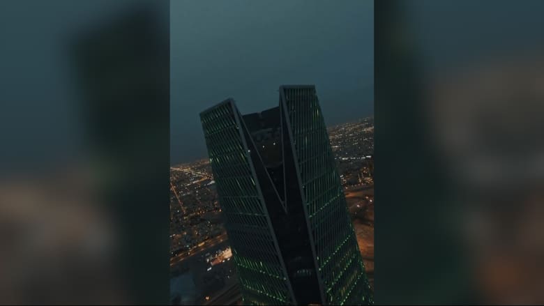 هكذا يبدو أطول برج في الرياض بعدسة طائرة "درون"