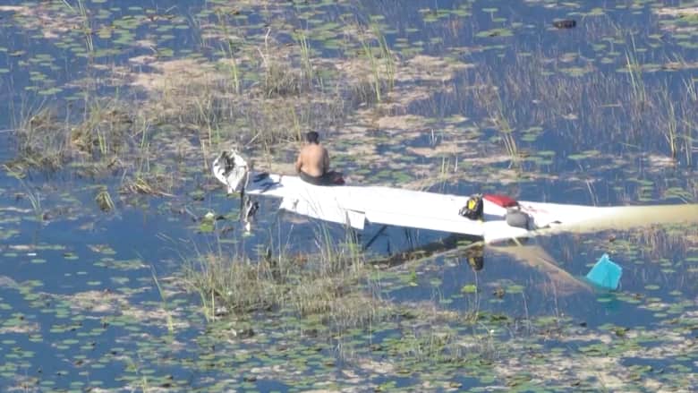 شاهد مصير طيار علق في بحيرة مليئة بالتماسيح بعد تحطم طائرته