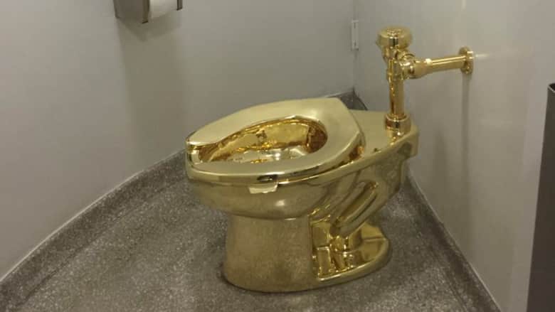اتهام 4 رجال بسرقة مرحاض "أمريكا" الذهبي بقيمة 6 ملايين دولار