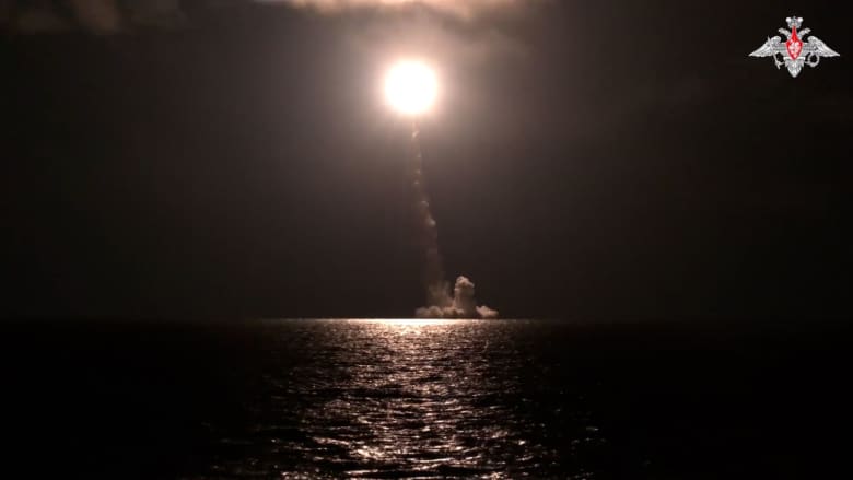 شاهد.. روسيا تختبر صاروخًا عابرًا للقارات من غواصة طراد جديدة