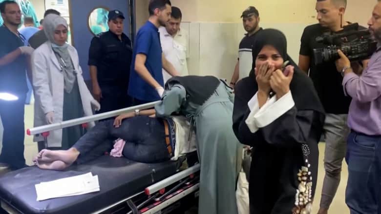 مشاهد مؤلمة.. انهيار ثاني أكبر مستشفى في غزة تحت القصف الإسرائيلي