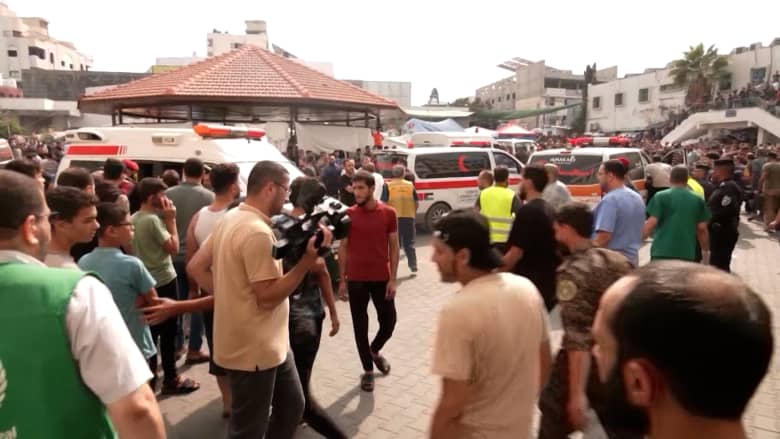 "عصافير بالجنة يا رب".. مدنيون بغزة يحفرون في مستشفى الشفاء لدفن الجثث