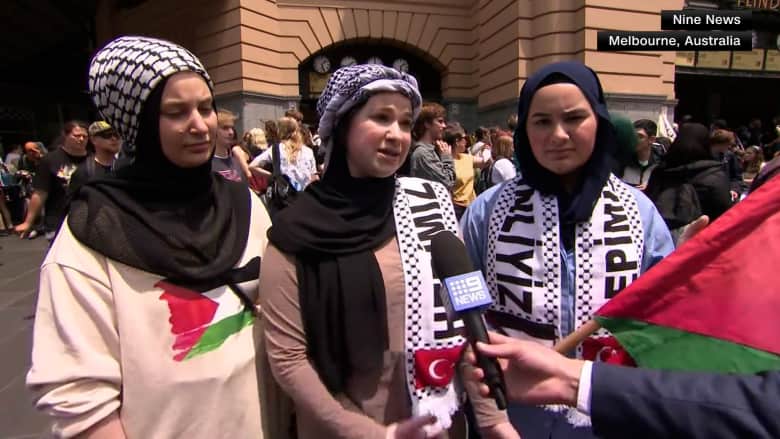 بالكوفية وبتوشح الأعلام.. مئات الطلاب في شوارع ميلبورن الأسترالية دعمًا للفلسطينيين