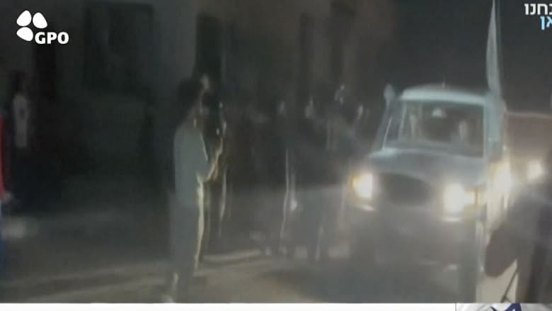 شاهد لحظة دخول قافلة يعتقد أنها تحمل رهائن إسرائيليين الى مصر عبر رفح