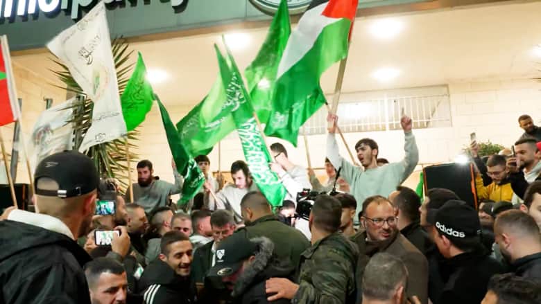 فرحة ممزوجة بالحزن والألم.. شاهد رد فعل الفلسطينيين عند استقبال أحبائهم من سجون إسرائيل