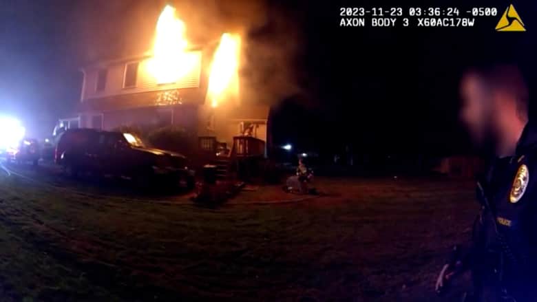 "لا أستطيع التنفس".. كاميرا ترصد لحظة إنقاذ الشرطة لمسن داخل منزل يحترق