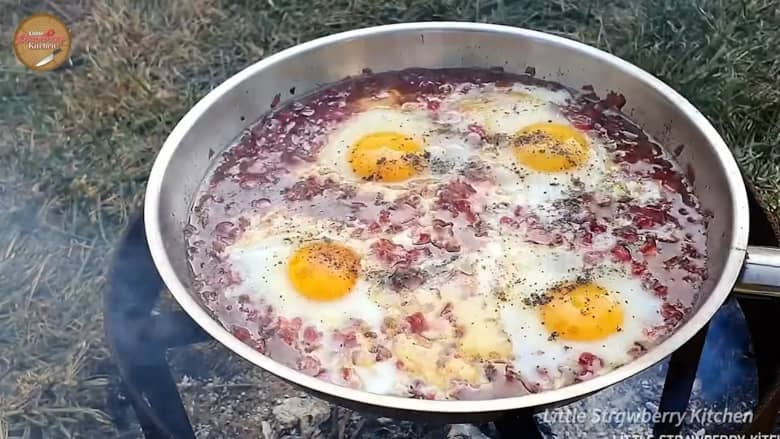 طبق أذربيجاني فريد يفاجئ الأجانب.. هل سمعت بهذه الوجبة التي تجمع البيض بالرمان؟