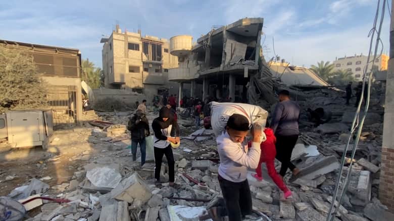 غارة إسرائيلية تضرب مخبزًا بغزة.. ومسؤولة ببرنامج الأغذية العالمي: سكان غزة وصلوا إلى "نقطة الانهيار"