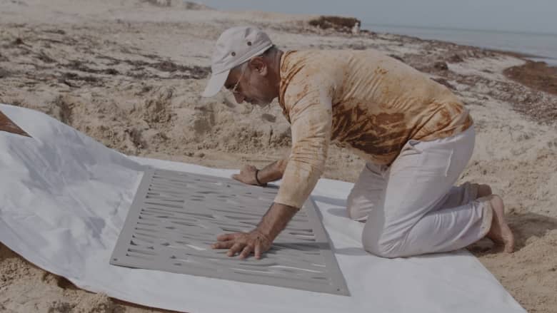 "بالتعاون مع الطبيعة".. فنان إماراتي يبتكر لوحات فنية "يستحيل تكرارها" على شواطئ الإمارات