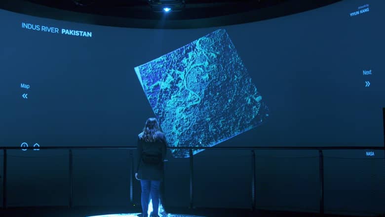 شاهد ما فعلته فنانة بيانات المياه الخاصة بوكالة ناسا في مؤتمر "كوب 28"