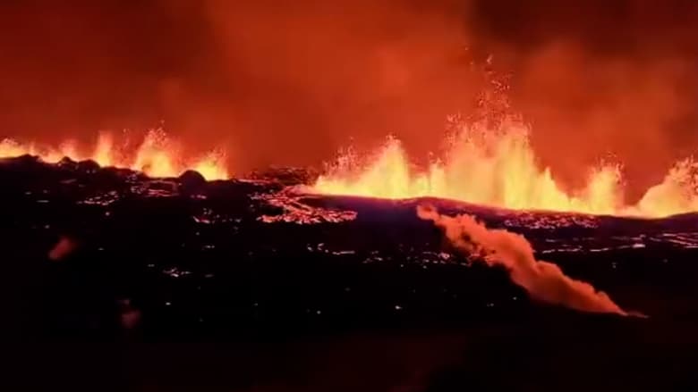 قذف الحمم والدخان في الهواء.. شاهد الثوران البركاني بشبه جزيرة ريكيانيس في آيسلندا