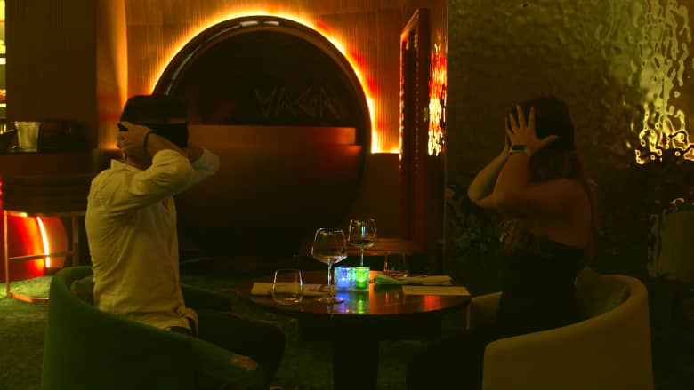 مطعم يغرق بـ"ظلام دامس" في دبي..ماذا فعل هذا الثنائي الرومانسي؟