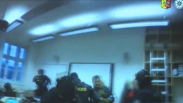 الأعنف في زمن السلم.. مقاطع فيديو جديدة تُظهر شرطة براغ أثناء اقتحام الجامعة بحثًا عن القاتل