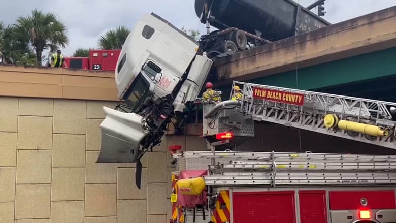 شاهد لحظة إنقاذ سائق من شاحنة متدلية من جسر