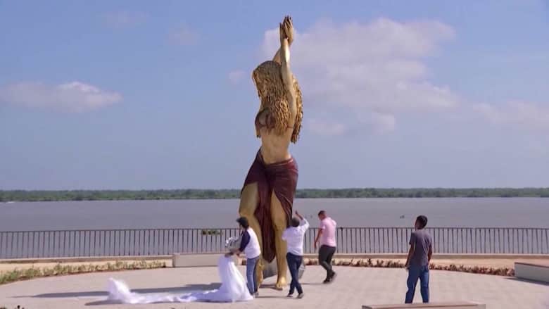بوضعية الرقص الشرقي.. شاهد تمثال شاكيرا البرونزي تكريمًا لها في كولومبيا