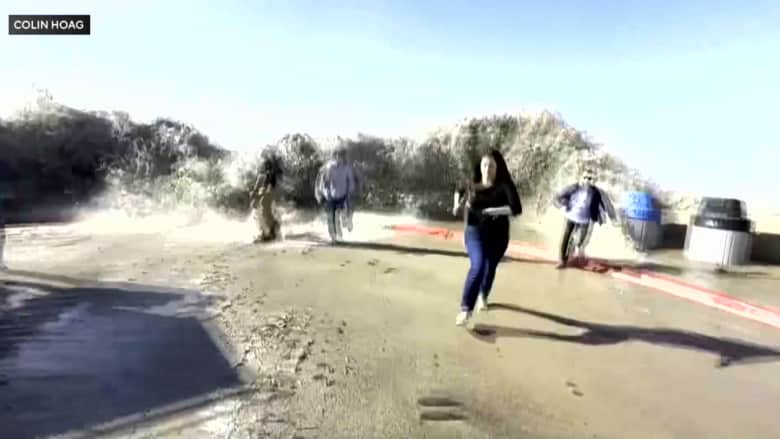 فيديو يظهر أمواج بحر تضرب حي سكني وما خلفته من أضرار