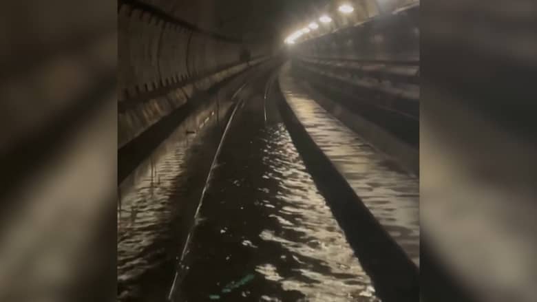 فيديو يظهر فيضانات تجتاح نفق قطارات في لندن.. وإلغاء آلاف الرحلات