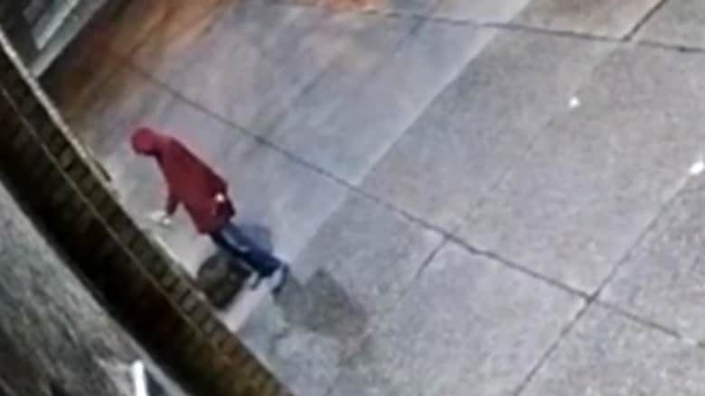 فيديو أثار الغضب.. كاميرا مراقبة ترصد ما فعله مجهول عند باب مسجد في أمريكا