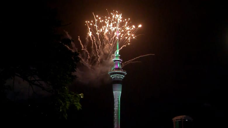 شاهد.. نيوزيلندا تحتفل بدخول العام الجديد 2024 بعروض الألعاب النارية
