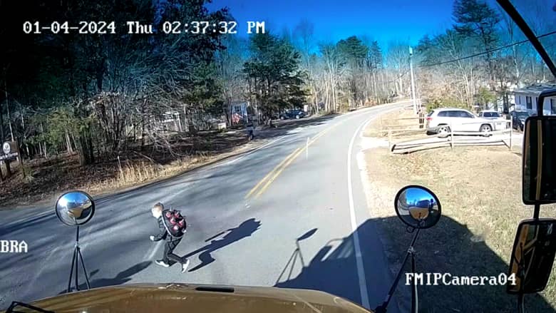 فيديو مخيف لدراجة نارية تعبر الطريق لحظة اجتياز طفل خلف حافلة مدرسية.. شاهد ما حدث