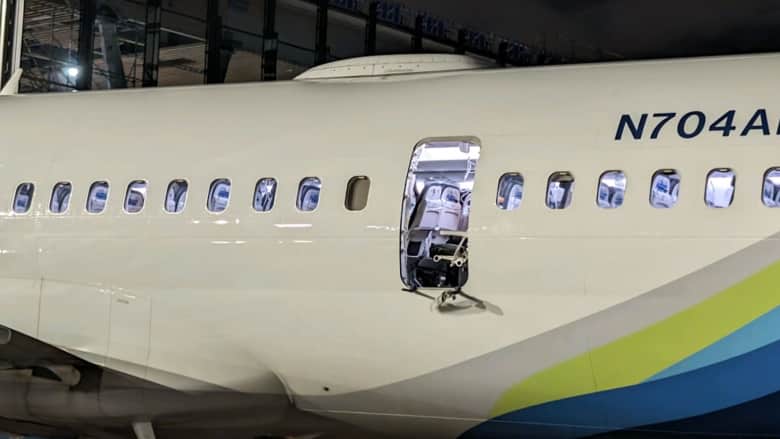 كاميرا ترصد الحادث بأكمله.. شاهد ما حدث عندما انفجرت نافذة على متن هذه الرحلة من طيران ألاسكا