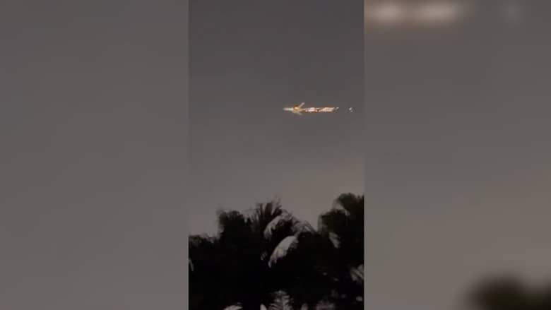 فتاة توثق فيديو مخيف يظهر لحظة اشتعال محرك طائرة في الجو.. شاهد ما حدث