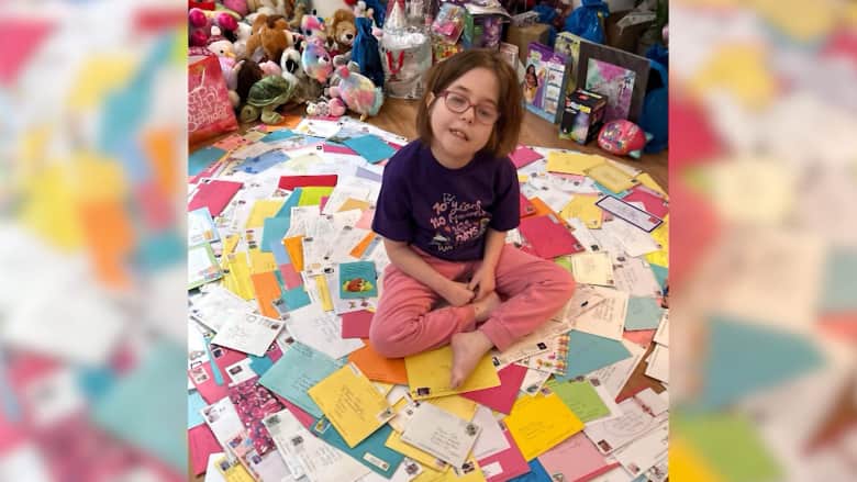 طفلة مصابة بسرطان الدماغ تُفاجَأ بأكثر من 7 آلاف بطاقة تهنئة بعيد ميلادها العاشر 