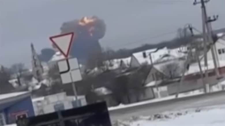 "تقل 65 أسيرًا أوكرانيًا".. فيديو مزعوم يظهر لحظة تحطم طائرة روسية