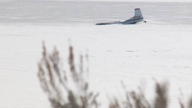 اخترقت الجليد وبقي ذيلها.. شاهد تحطم طائرة فوق بحيرة متجمدة في أمريكا