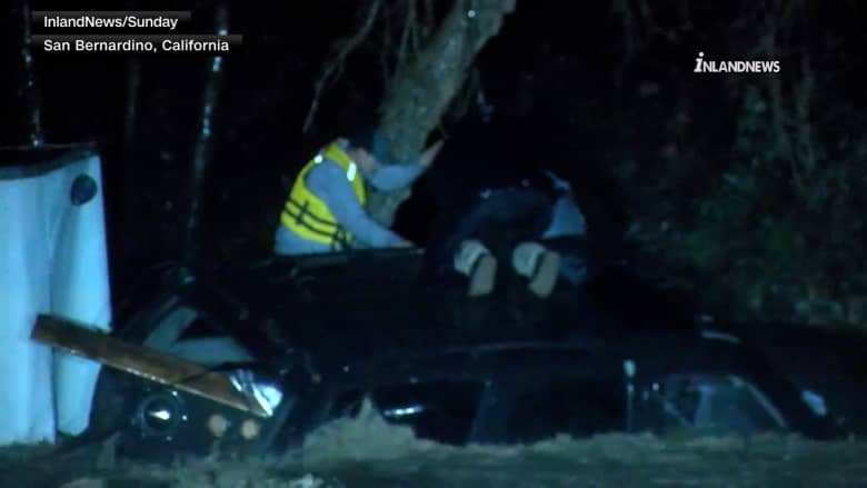 فيضانات تعلق سيارة بركابها على شجرة في أمريكا.. شاهد عملية الإنقاذ الدرامية