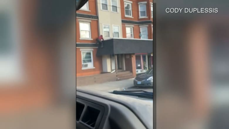 فيديو يوثق لحظة مرعبة لطفل يسير على حافة شرفة منزل.. شاهد رد فعل أحد المارة