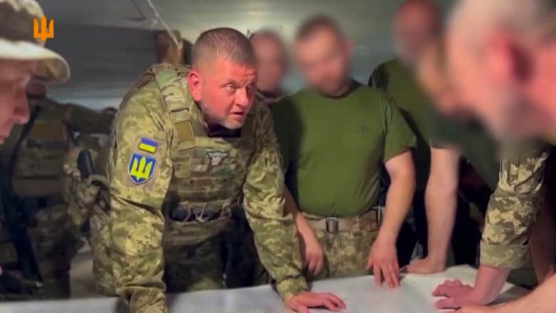 زيلينسكي يقيل القائد الأعلى لجيش بلاده.. ما الذي يحدث في أوكرانيا؟