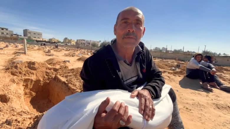 "عصفور في الجنة": جد يحتضن حفيدته البالغة من العمر 7 سنوات قُتلت في جنوب غزة