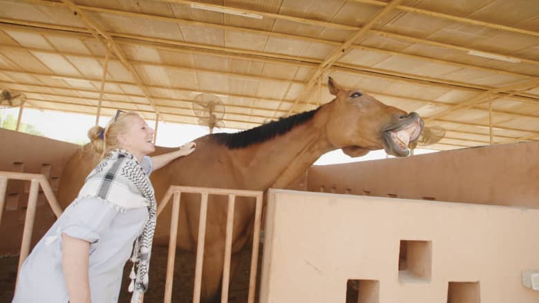 فارسة تكرّس حياتها لإنقاذ الخيول المتقاعدة في الإمارات