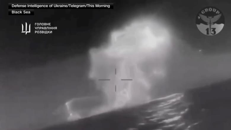 "عطلت ثلث أسطولها".. فيديو مزعوم للحظة إغراق مسيّرة أوكرانية سفينة حربية روسية