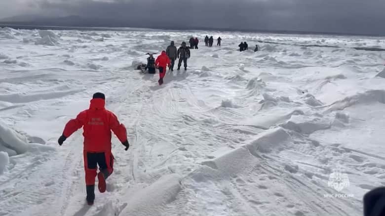 انفصال طوف جليدي في روسيا يجرف معه أكثر من 80 صيادًا بعيدًا عن الشاطئ