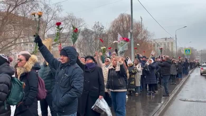 شاهد توافد حشود ضخمة من الروس خلال مراسم تشييع نافالني في موسكو 