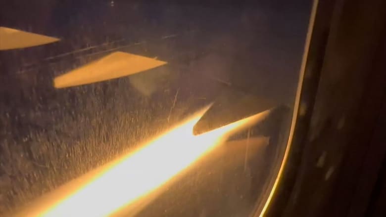 الركاب كانوا يصرخون ويبكون.. فيديو يرصد اندلاع النيران بمحرك طائرة وسط السماء