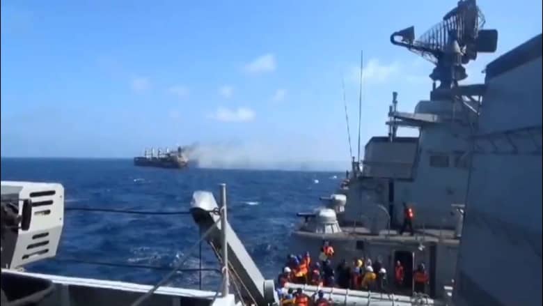 فيديو يظهر آثار هجوم الحوثيين على سفينة شحن تجارية بالبحر الأحمر