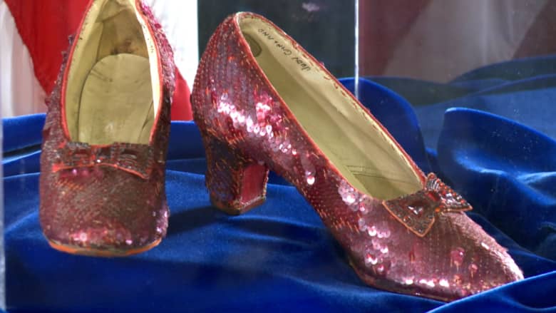 عودة زوج أحذية من الياقوت بقيمة 3 ملايين دولار لمالكها بعد حوالي 20 عامًا على سرقتها.. شاهد اللحظة