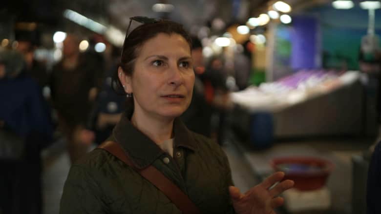 امرأة قاطعت مقابلة CNN وطلبت نقودًا لشراء خبز.. شاهد معاناة الأتراك اليومية مع التحديات الاقتصادية