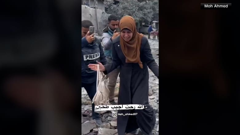 "رحت أجيب طحين".. شاهد رد فعل فلسطينية تفاجأت بغارة إسرائيلية على منزلها بعد خروجها لإحضار الطعام