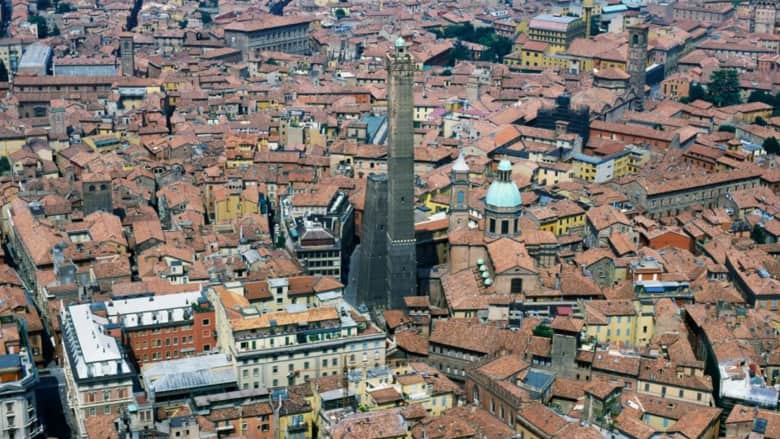 برج مائل آخر في إيطاليا.. شاهد كيف سيتم إنقاذه