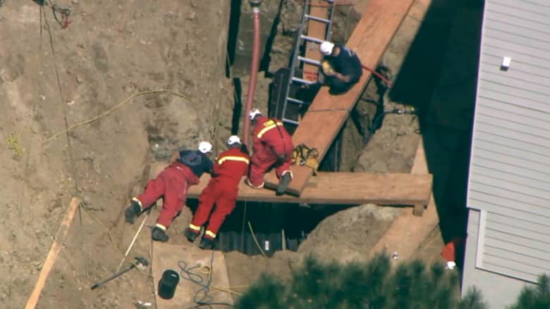 شاهد عملية إنقاذ عامل بناء سقط من ارتفاع 20 قدمًا في انهيار خندق