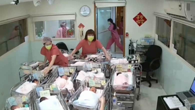 اختاروا البقاء وحماية الأطفال الرضع.. شاهد رد فعل ممرضات عند وقوع زلزال تايوان المدمر