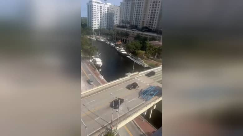 حادث مميت.. فيديو لسقوط رافعة عملاقة فوق سيارة على جسر في فلوريدا