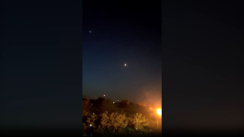 لحظة الهجوم الإسرائيلي داخل إيران.. فيديو يظهر ما حدث قرب قاعدة عسكرية في أصفهان
