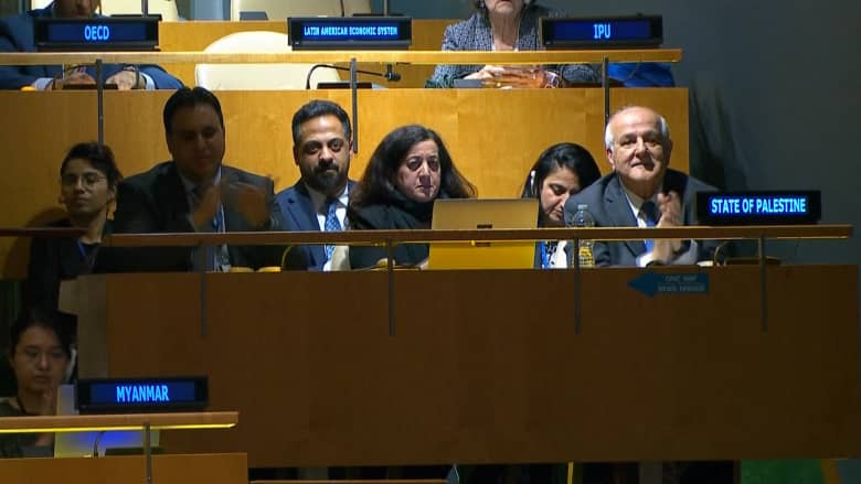 لحظة اعتماد الجمعية العامة قرارا يدعم منح السلطة الفلسطينية عضوية كاملة في الأمم المتحدة