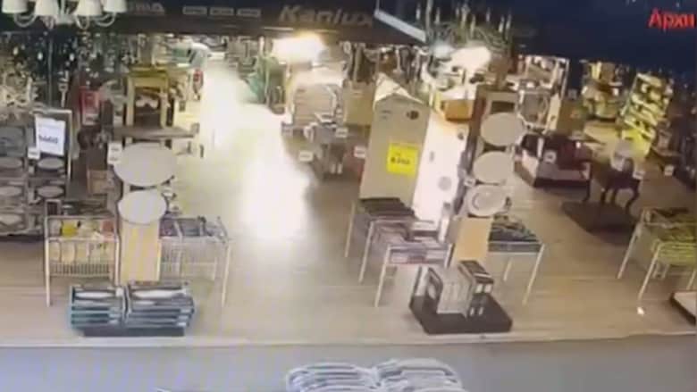 فيديو من داخل متجر في خاركيف يرصد لحظة وقوع انفجارات مميتة جراء غارة روسية